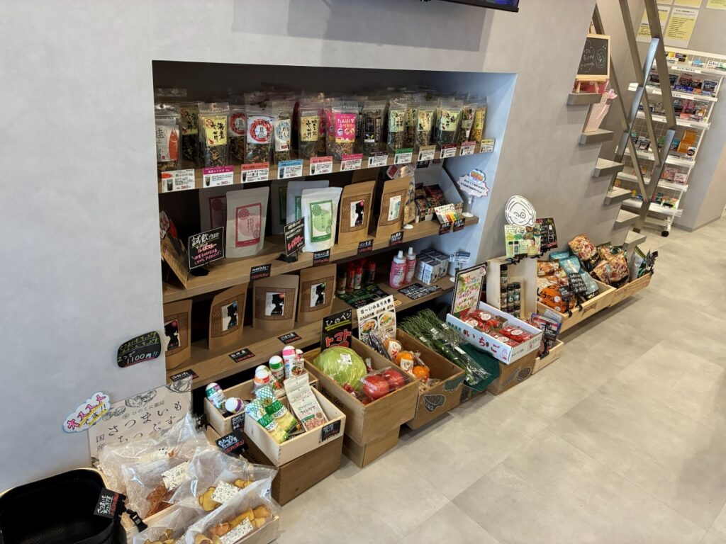 ひのくに薬局に並ぶ野菜や果物